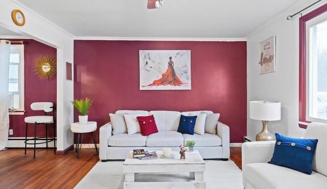 NEW! " Fall Season " open space concept & cozy 2 bed ranch - min from downtown