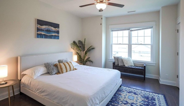 NEW Family Friendly Manor | Sleeps 14 | Parking