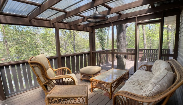 NEW! Family Home Centally Located, near great dinning, Zoo, Parks- NON SMOKING