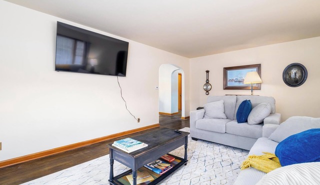 NEW Family & Pet Friendly 3BDRM Upper Unit, LG Fully Fenced Back Yard,FREE PIZZA