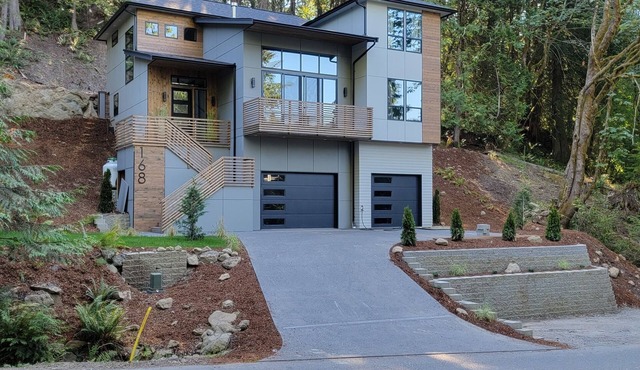 New family sized home in a quite neighborhood w/hot tub 5 minutes from the beach