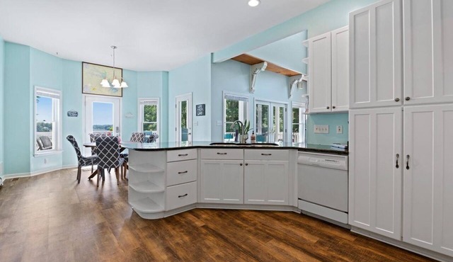 NEW! Family-sized Lakehouse - Hot Tub, Sauna, Game room, Volleyball, Lake Views