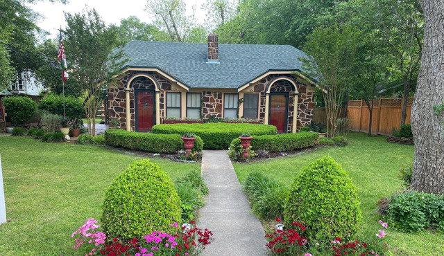 NEW " Fantastic Cottage" in the Historical District. Short walk to city Center.