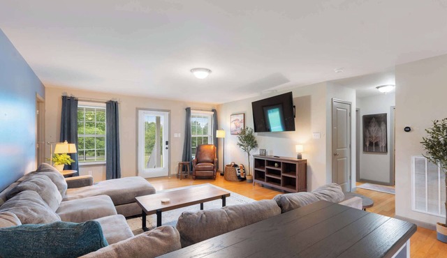 New! Farm Stay Near Downtown Dickson w/Hot Tub and BBQ