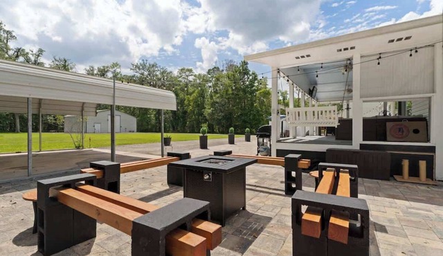 *NEW*Farmhouse*Hot tub*Fire Pit*Yard Games*