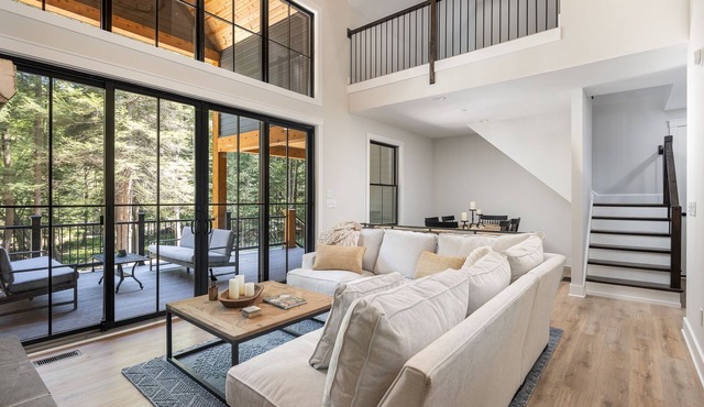 NEW Farmhouse 3 Acres & 1,000 ft of Laurel Run Close to Morgantown