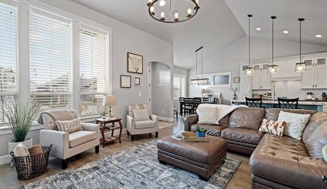 New Farmhouse Cottage in the heart of Treasure valley!