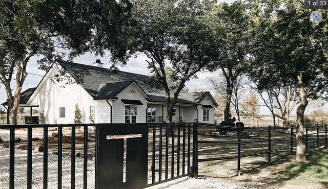 New farmhouse just minutes from the Silo District and Downtown Waco