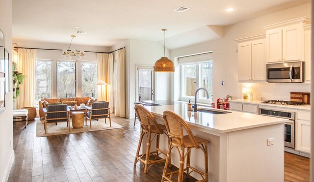 New Farmhouse-Modern Home Close to Everything and pet friendly!