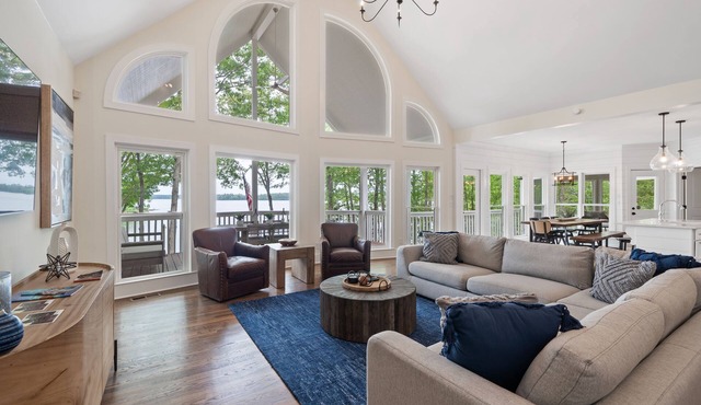 New! Fast Wi-Fi, Luxury Lake Property, Arcade, Close to Dining & Shopping!