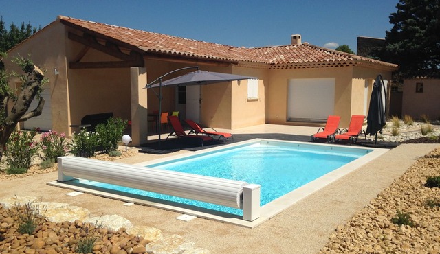 New fenced villa with swimming pool near village center Pernes-les-Fontaines