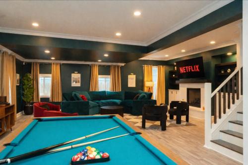 NEW Final Four Fun- Karaoke Lounge - Hot Tub - Prof Photos Coming Soon