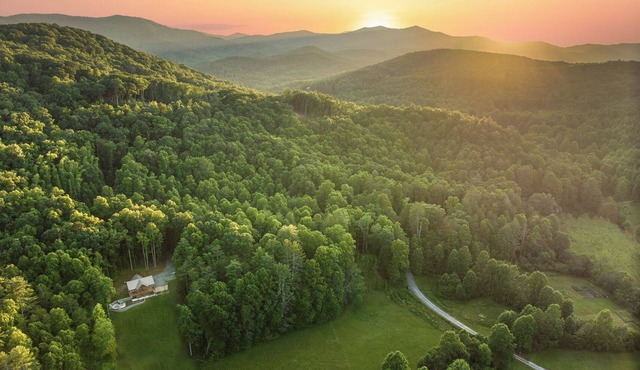 NEW! - Fish the CREEK/Mountain VIEWS/mini-GOLF/hot tub/3 acres/Dog friendly