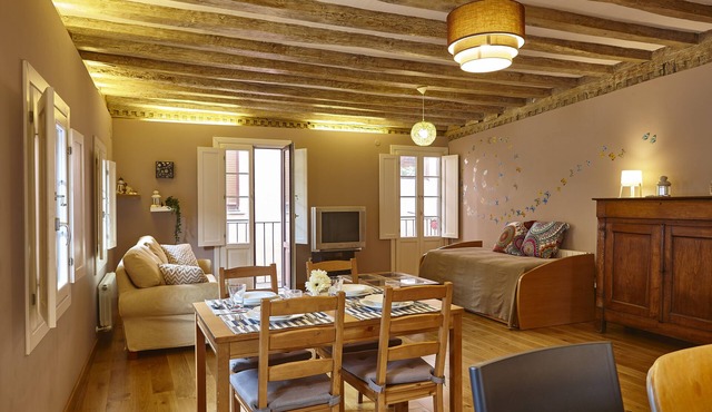 New flat in the old town, 2min from the beach and port. Free Wifi