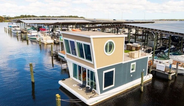 New Floating Luxury: Unique Houseboat Retreat