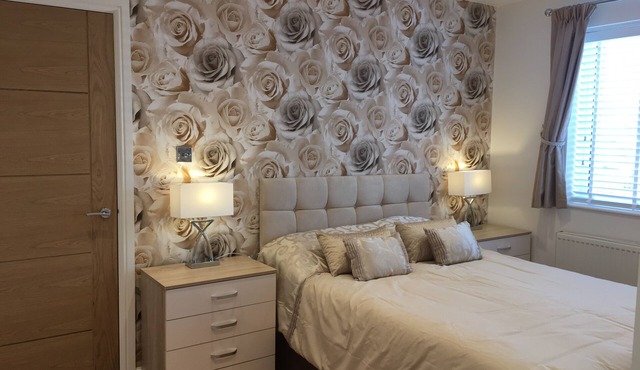 New Forest Barton-on-Sea cliff top, ground floor, garden apartment. 'Bayside'.