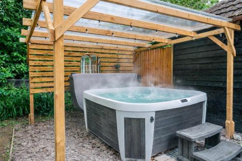 New Forest Cottage with Hot Tub, Fireplace and Private Garden