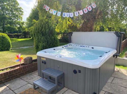 New Forest Country Home with Hot Tub and Open Fire