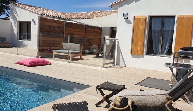 New luxury villa open onto garden and heated swimming pool 150m from the coast
