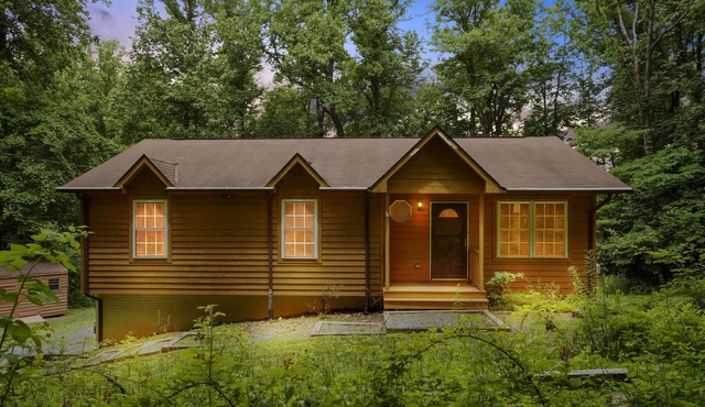 NEW Freedom Lodge-Cabin near Shenandoah National Park, Winchester & Front Royal