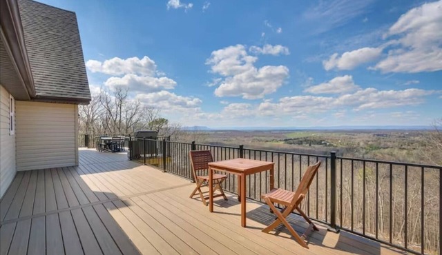 New - Front Royal Hilltop Cabin w/Panoramic Views!
