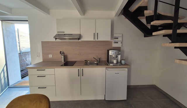 New, fully-equipped, furnished apartment in a quiet neighborhood.