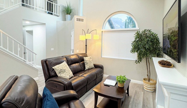 New Fully Remodeled Charming 4-bedroom home with WiFi & AC in brilliant Fontana