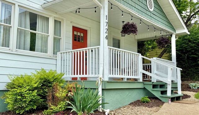 NEW! Fully remodeled, pup-friendly cottage 5 min from UT- walk to dine!