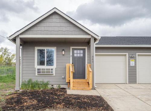 New Furnished 3 Bedroom House Free WiFi-Parking