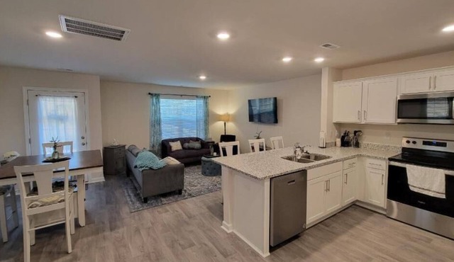 New Furnished Townhome Near Hospitals & Golf