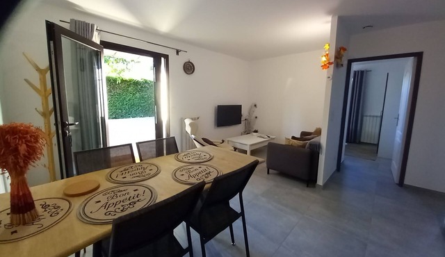 New gîte - 2 bedrooms, private garden, air conditioning & parking.