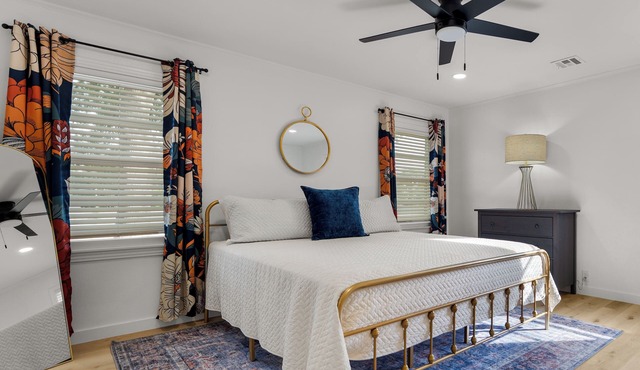 NEW! Game Day+ Group Trip + Cowboy Pool + 2 Kings + Sleeps 12