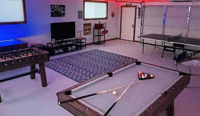 New Game Room! WiFi! King Bed! Family Friendly!