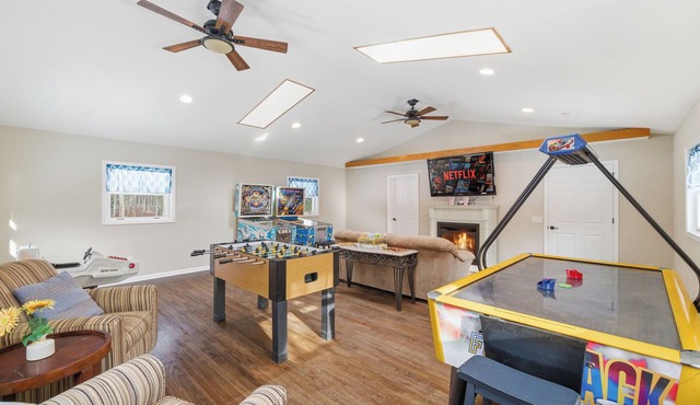 New! Gameroom, Hot tub, Secluded, Firepit, Pets