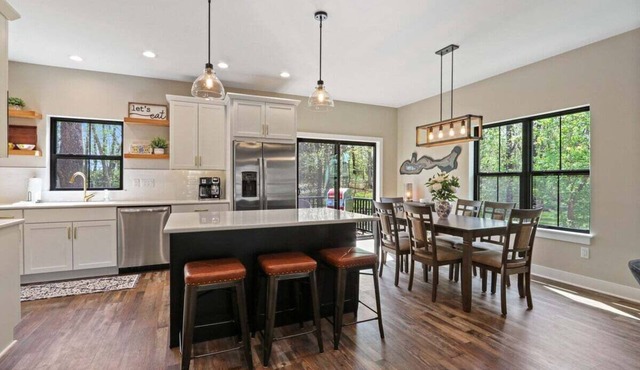 New Geneva Lake Home Walk to Shore Path Deck Nature Views Near Abbey Resort