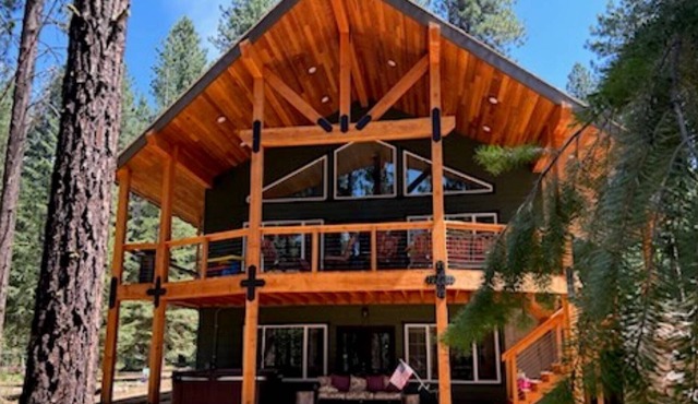 NEW! GET AWAY FROM IT ALL! Explore the Outdoors & Stargaze! Hot Tub & Huge Circular Driveway!