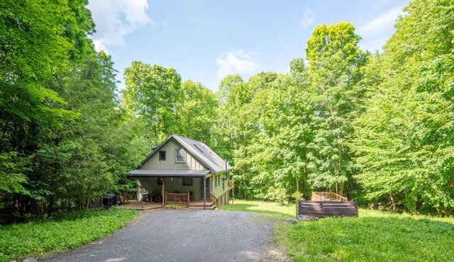 NEW! Getaway in Warrensville w/ Creek & Fire Pit