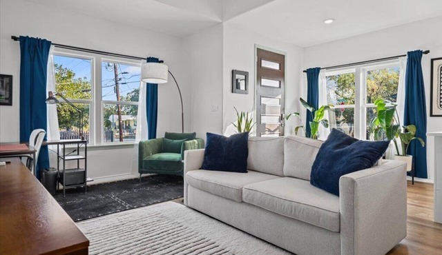 New Getaway with Private Patio Near Downtown Lockhart