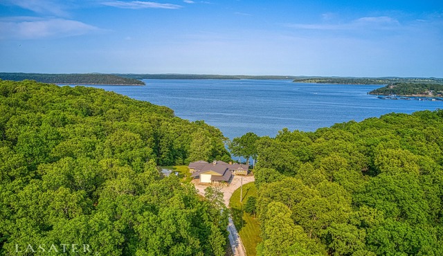 New! Gorgeous 3bd 2bth LAKEFRONT House on Bull Shoals! Pet Friendly!