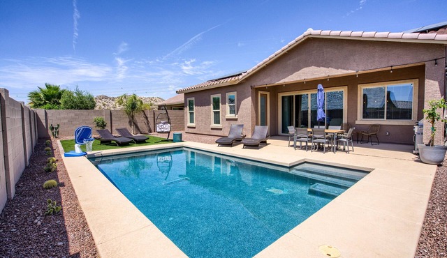 NEW! GORGEOUS 4 Bed Desert Oasis with Pool!