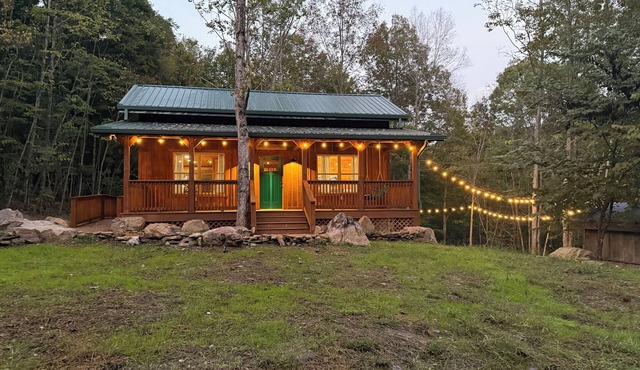 NEW-Gorgeous Custom Built Cabin - Near Fall Creek Falls - 3 BR - 2BA - Sleeps 8