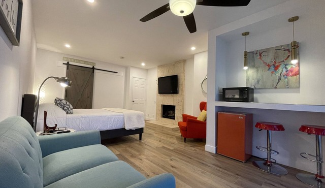 New Gorgeous Studio with Private Entrance, Ensuite and Laundry