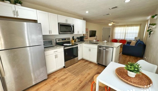 NEW Gorgeous Sunshine-Up 6 Guests-Private Backyard