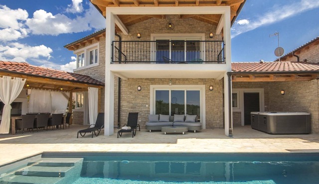 New gorgeus villa with heated swimming pool near Porec