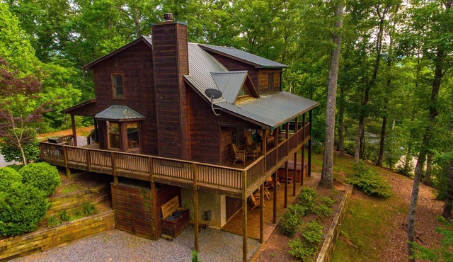 New Gourmet Kitchen, 210 great reviews n 3 levels for privacy2 fireplaces,hottub