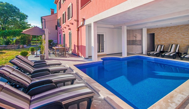 New! Grandiose pool villa with sea views
