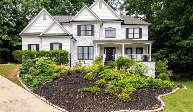 New! - Great Family Home in Suwanee | Dog Friendly | Gas South Arena | Community Pool