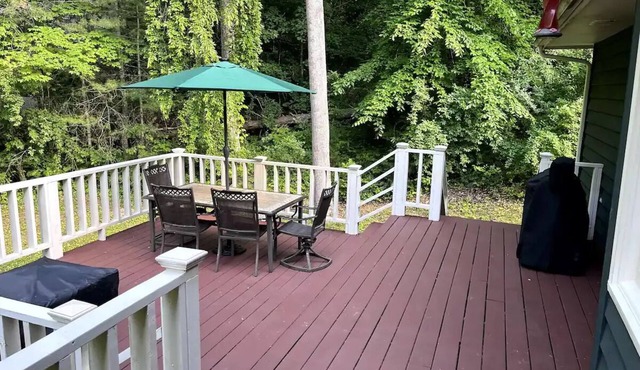 -NEW- Green Cedar Lodge, Nature Lovers Dream! Hot Tub, FirePit, BBQ