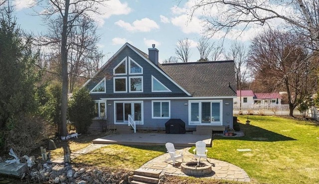 NEW! Green Lake Therapy -Dock, A/C, Kayaks, HotTub