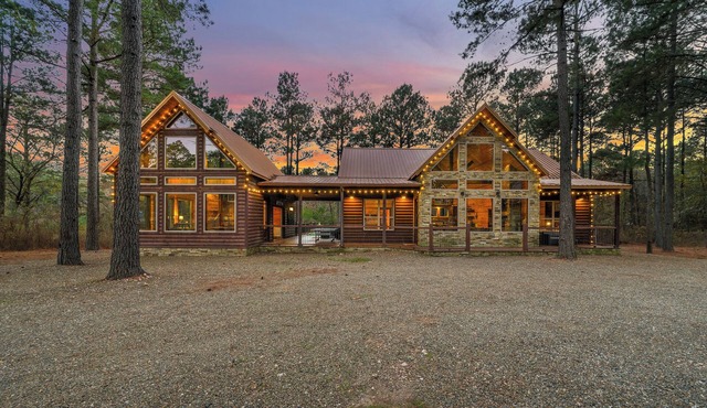NEW Group Getaway, Pond Views, Unique Gameroom!